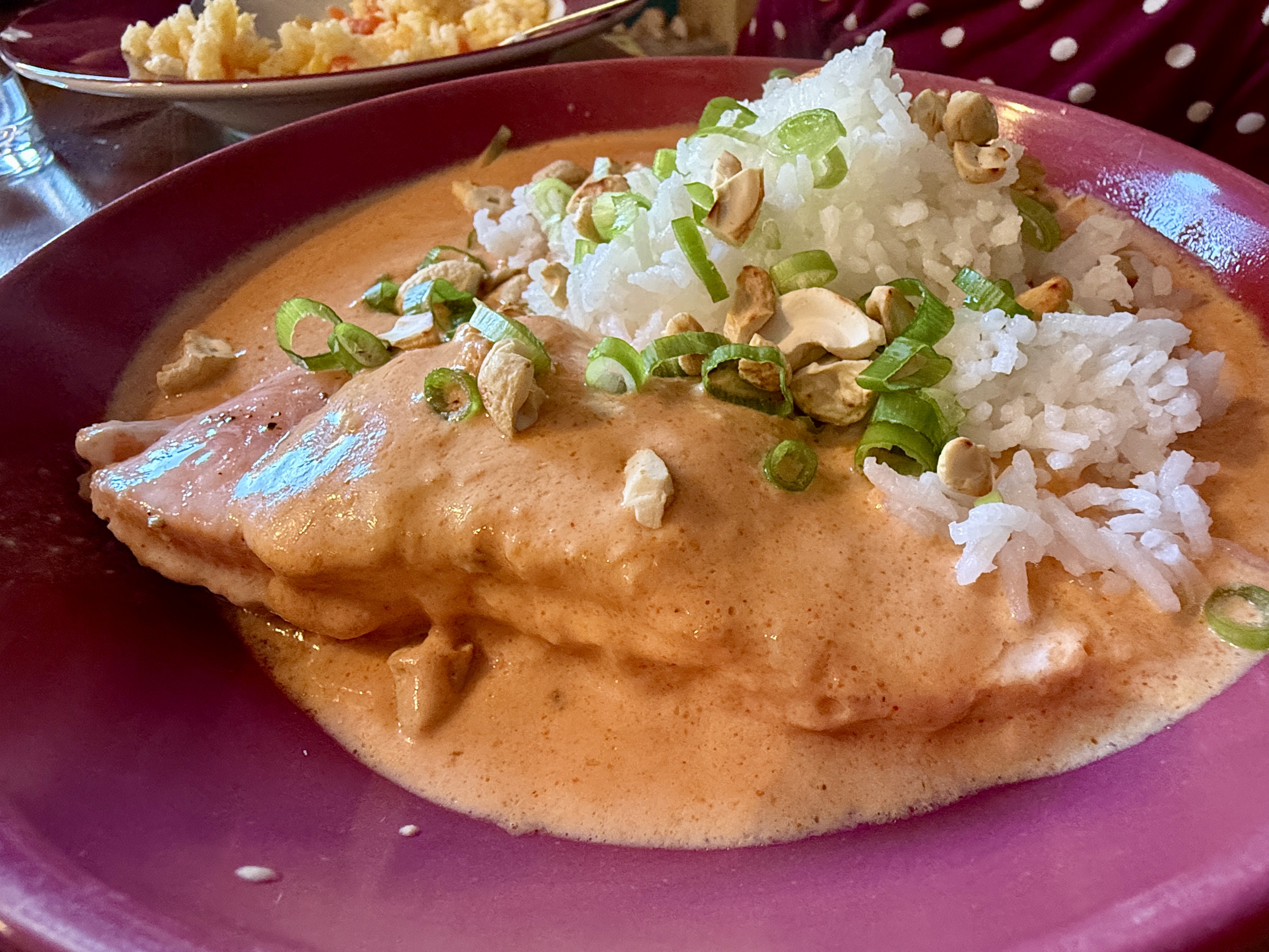 <i>Pochierter Lachs</i><i>in Kokos-Cashew-</i><i>Sauce</i>